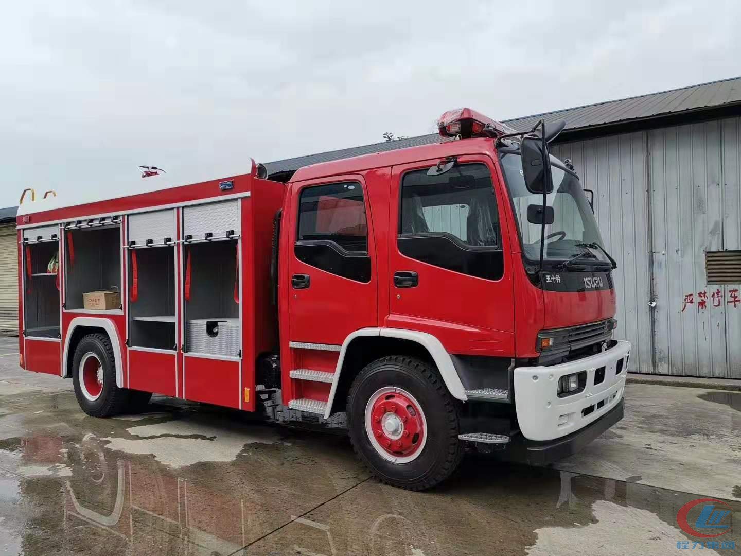 五十鈴水罐消防車(chē)背面圖
